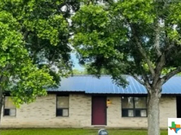 101 Colonial Dr, Yorktown, TX 78164