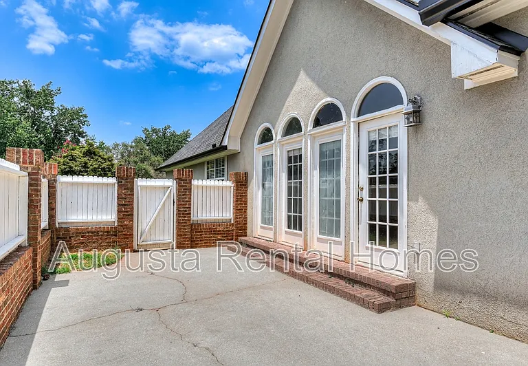 208 Stonington Dr — Photo 42