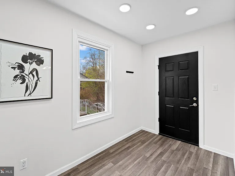255 S 6th Ave — Photo 3
