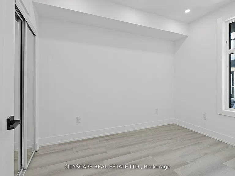 587 Oakwood Ave #2 — Photo 16