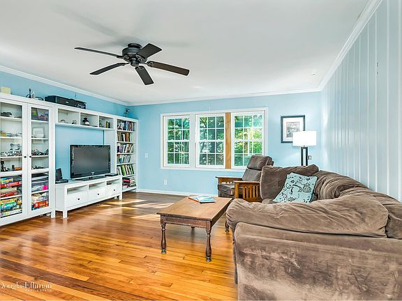 5th image of 12 Brookdale Ct