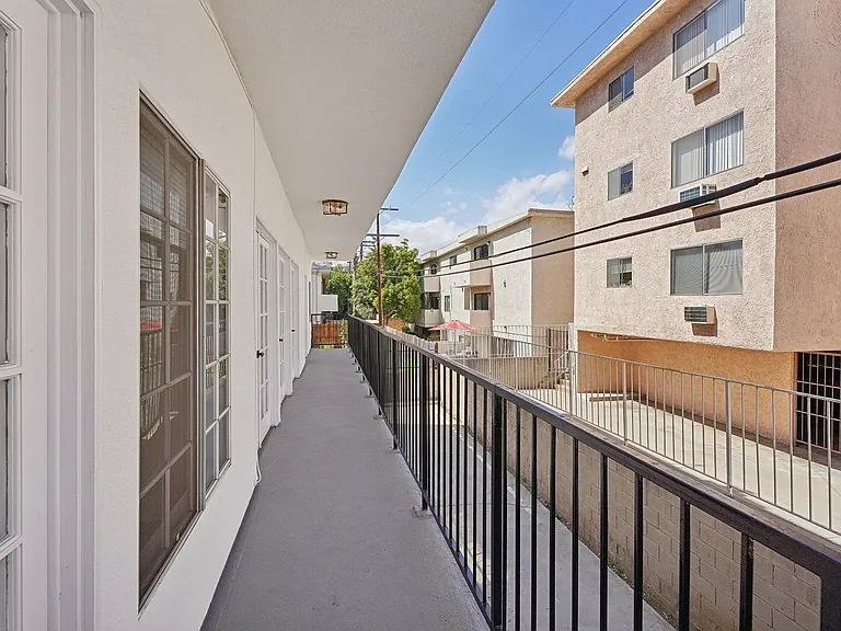 1620 South Bentley Ave — Photo 37