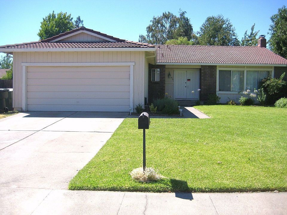 beautiful family-owned home, ready for you to move right in!