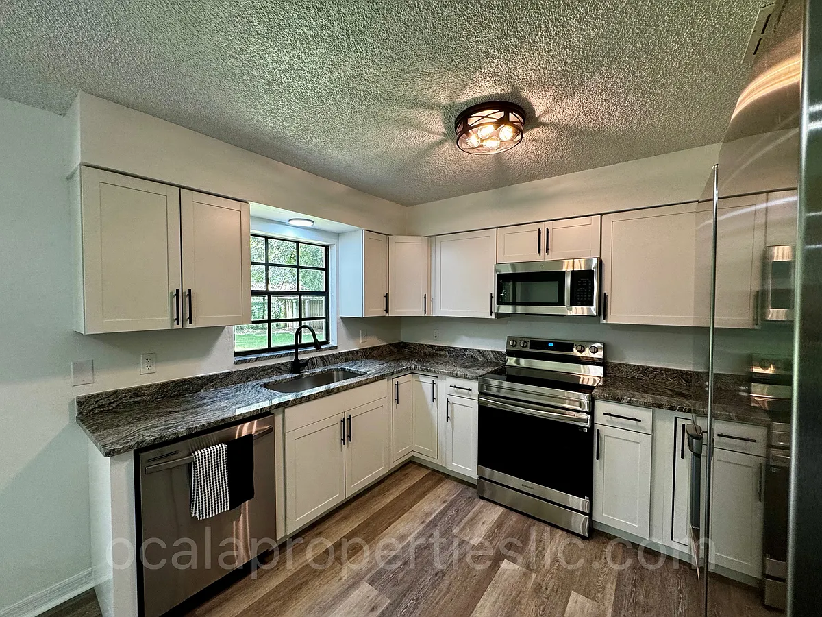 Building Photo - 3380 NE 44th Pl
