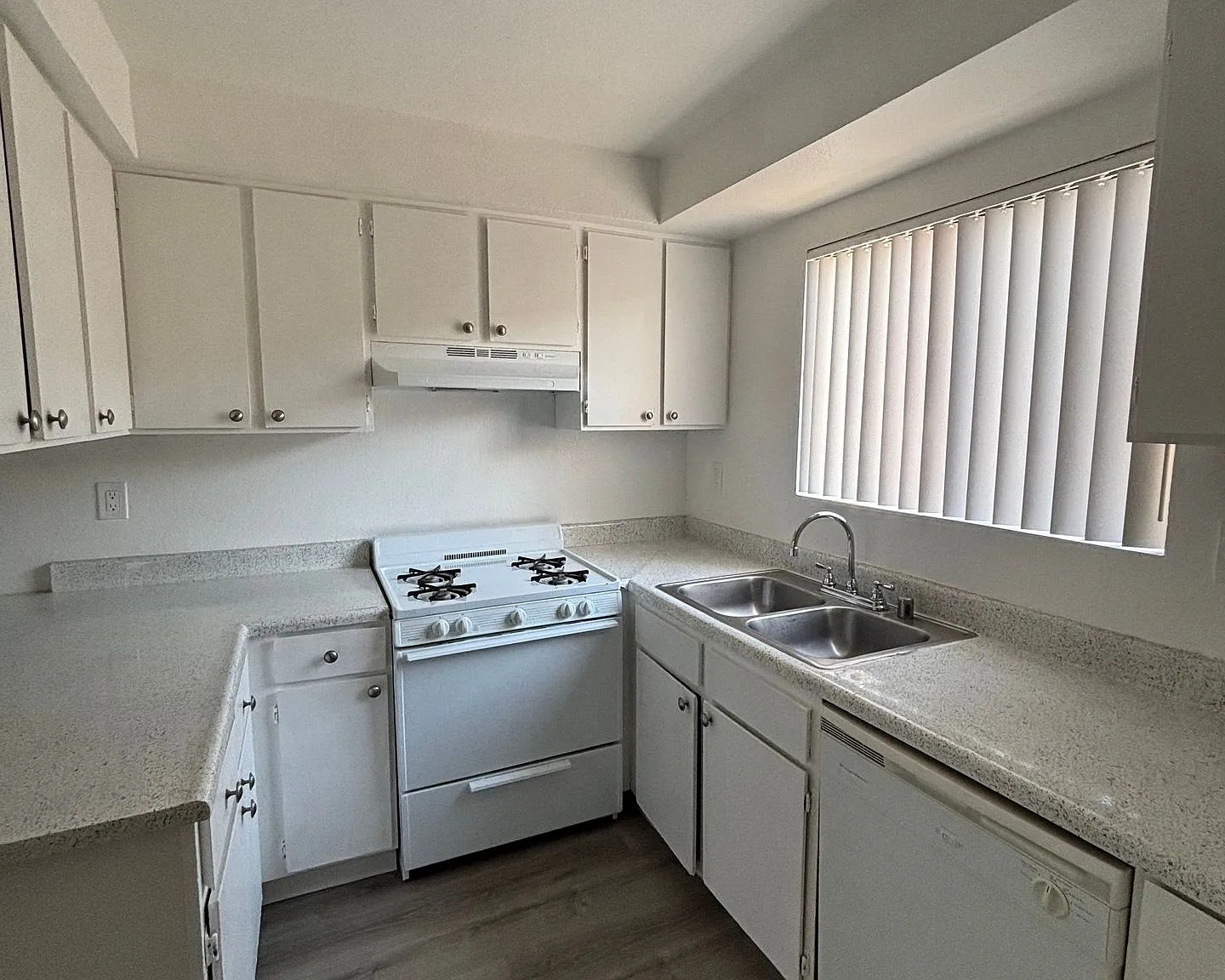 12909 Cordary Ave — Photo 2