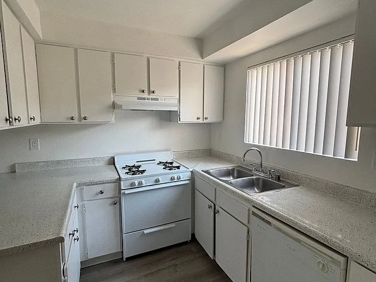 Welcome to 12909 Cordary Ave Comfort & Convenience in the Heart of Hawthorne! — Photo 2