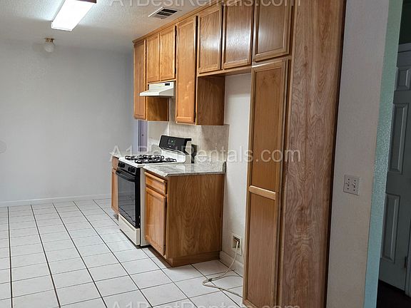 5th image of 3832 Sierra St