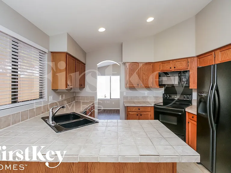 306 E Vaughn Ave — Photo 6