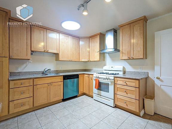 4th image of 43 Laurel St