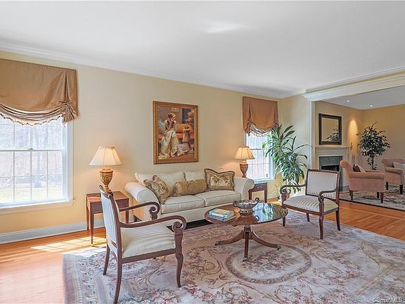 5th image of 10 Fox Glen Dr