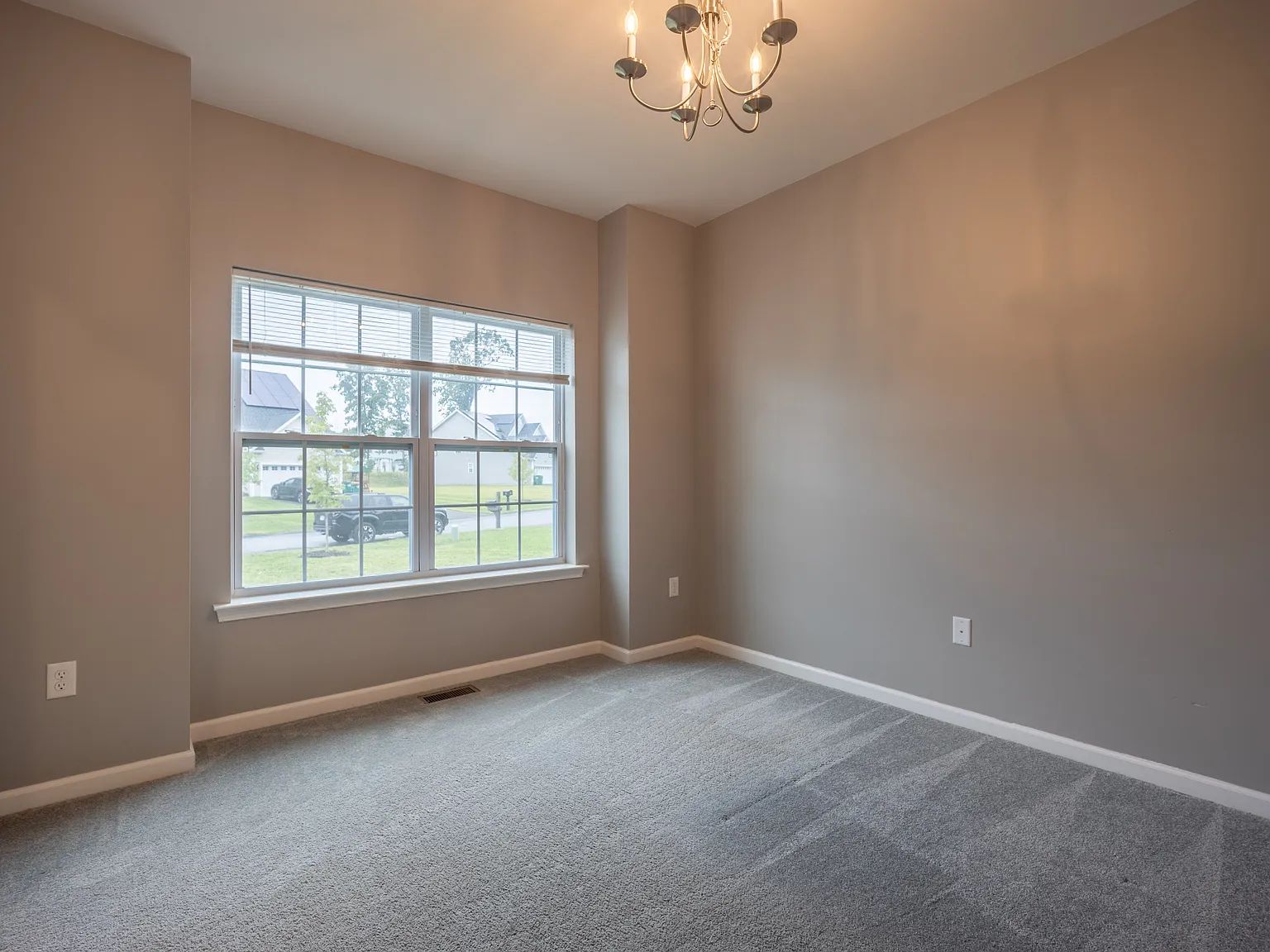 4 bed, 2.5 bath, 2400 sqft, $4,500 — Photo 3