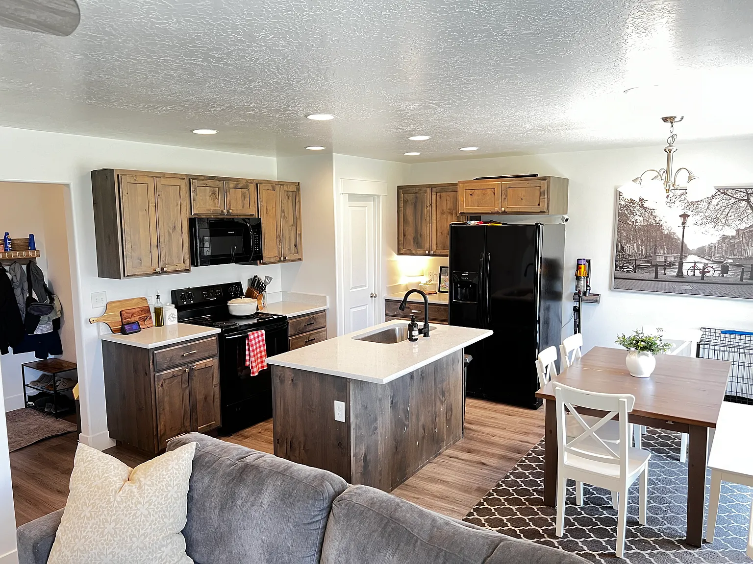 4 bed, 2.5 bath, 2450 sqft, $2,450 — Photo 2