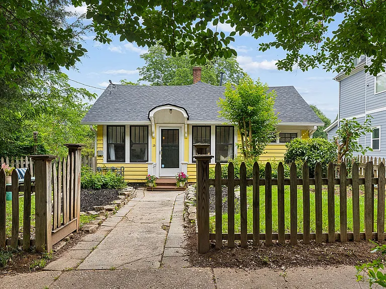15 Branham St NE — Photo 1