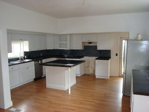 4th image of 1427 West Ave