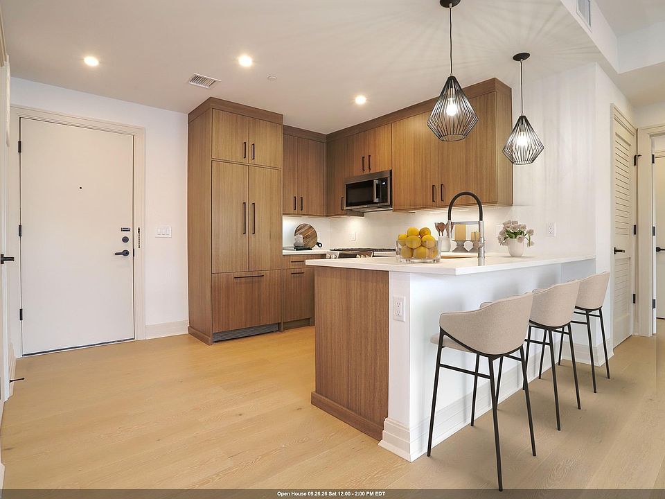 1st image of 921 Madison St #406