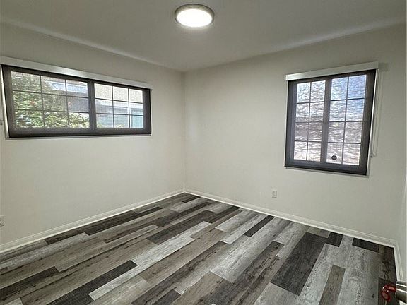 4th image of 15926 S Manhattan Pl