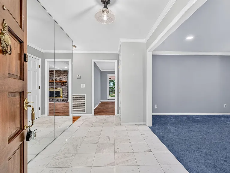 1037 Law Ln — Photo 7