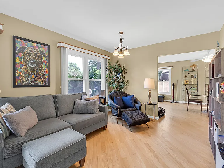 5 Newtown Ct E — Photo 4
