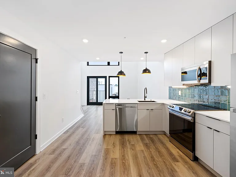 17 Girard Avenue Ave W #4 — Photo 2