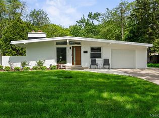 29748 Chelmsford Rd, Southfield, MI 48076