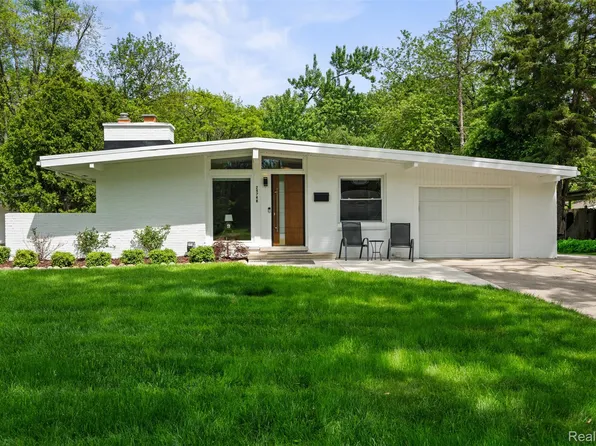 29748 Chelmsford Rd, Southfield, MI 48076