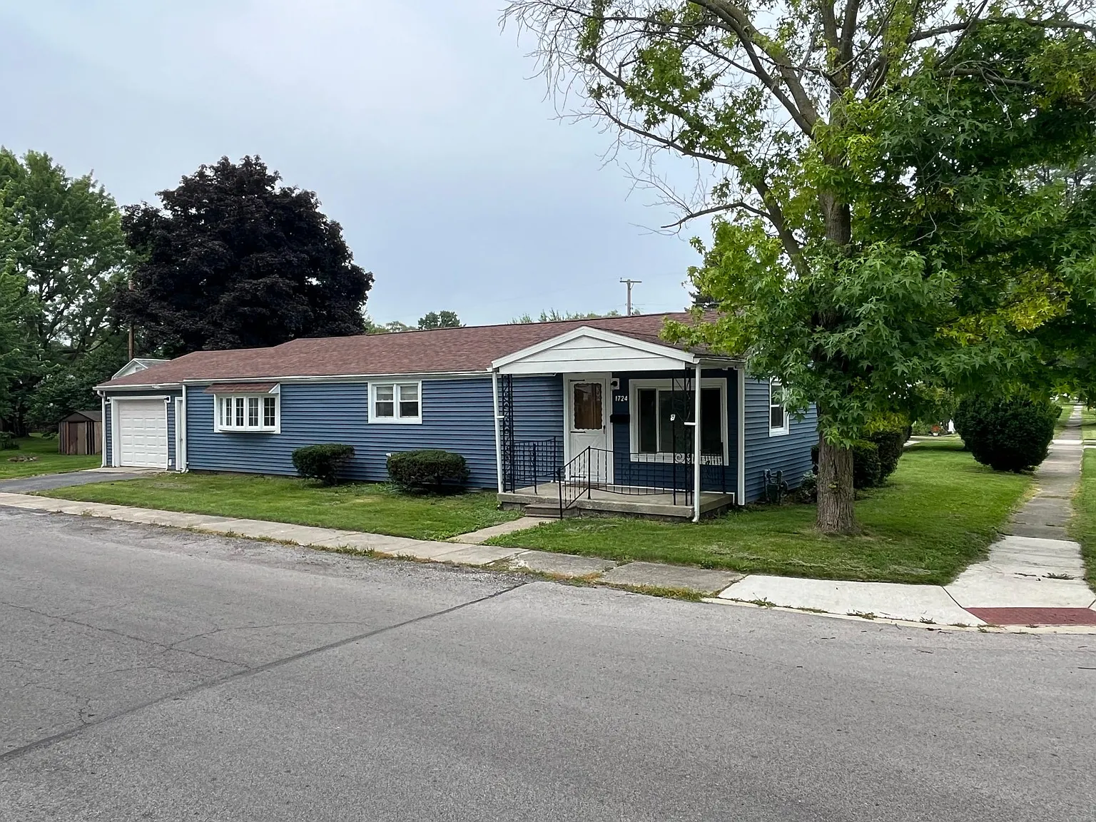 1724 Morey Ave photo 1