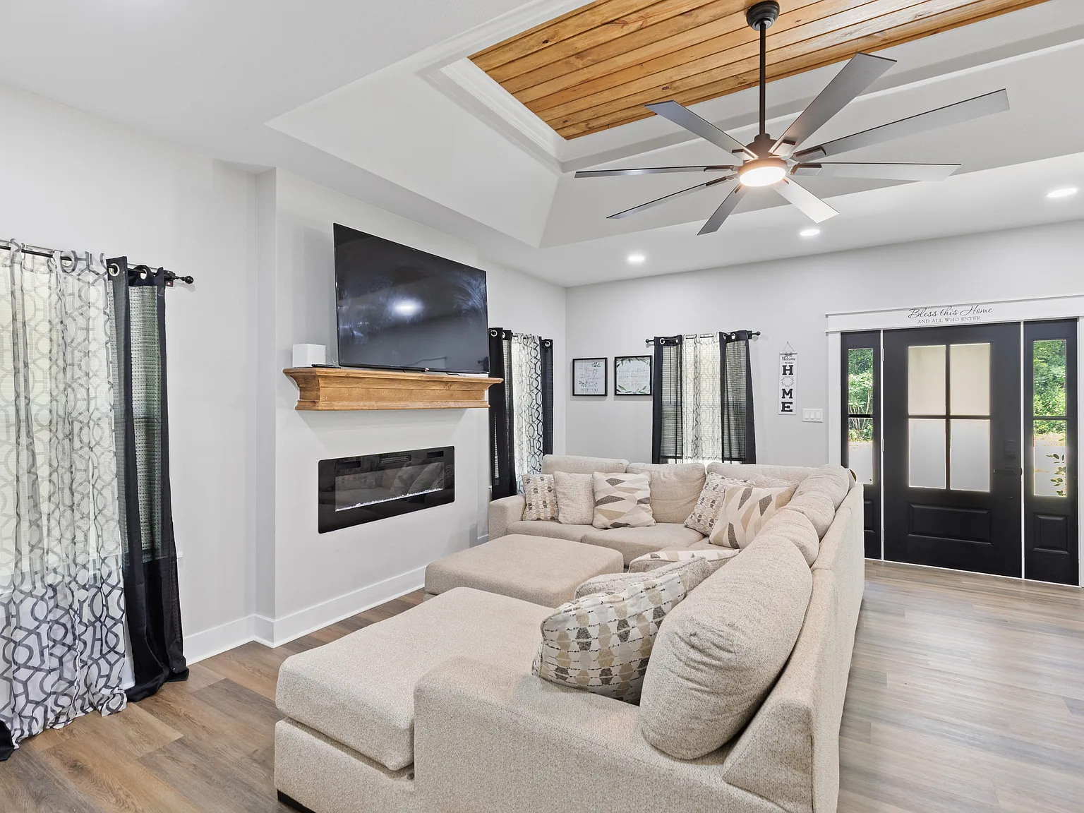 3 bed, 1365 sqft, $2,500 — Photo 2