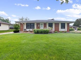 W146N8267 Schlafer Dr, Menomonee Falls, WI 53051