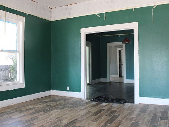 3rd image of 620 E Harris Ave