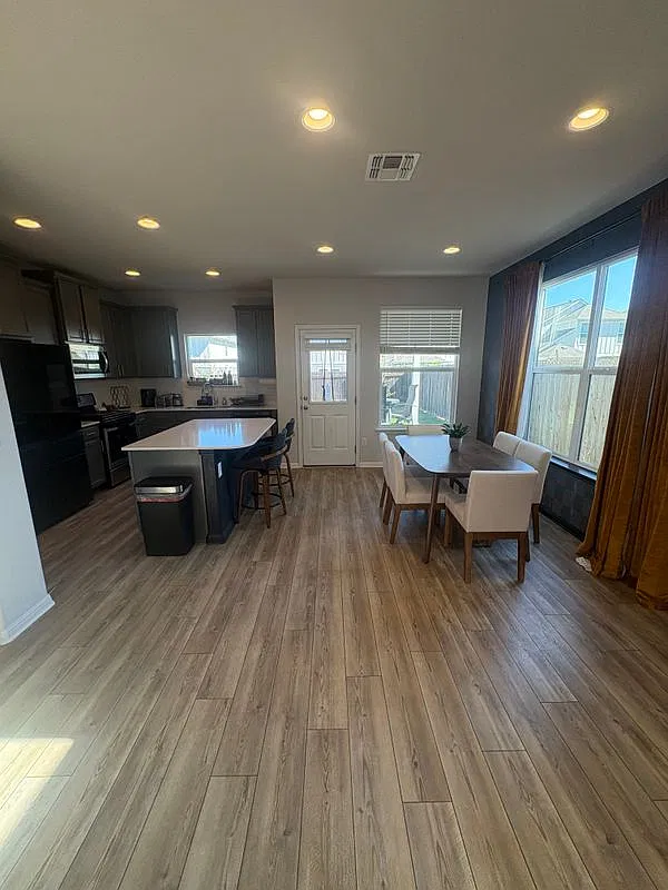 4 bed, 3.5 bath, 2273 sqft, $1,000 — Photo 4
