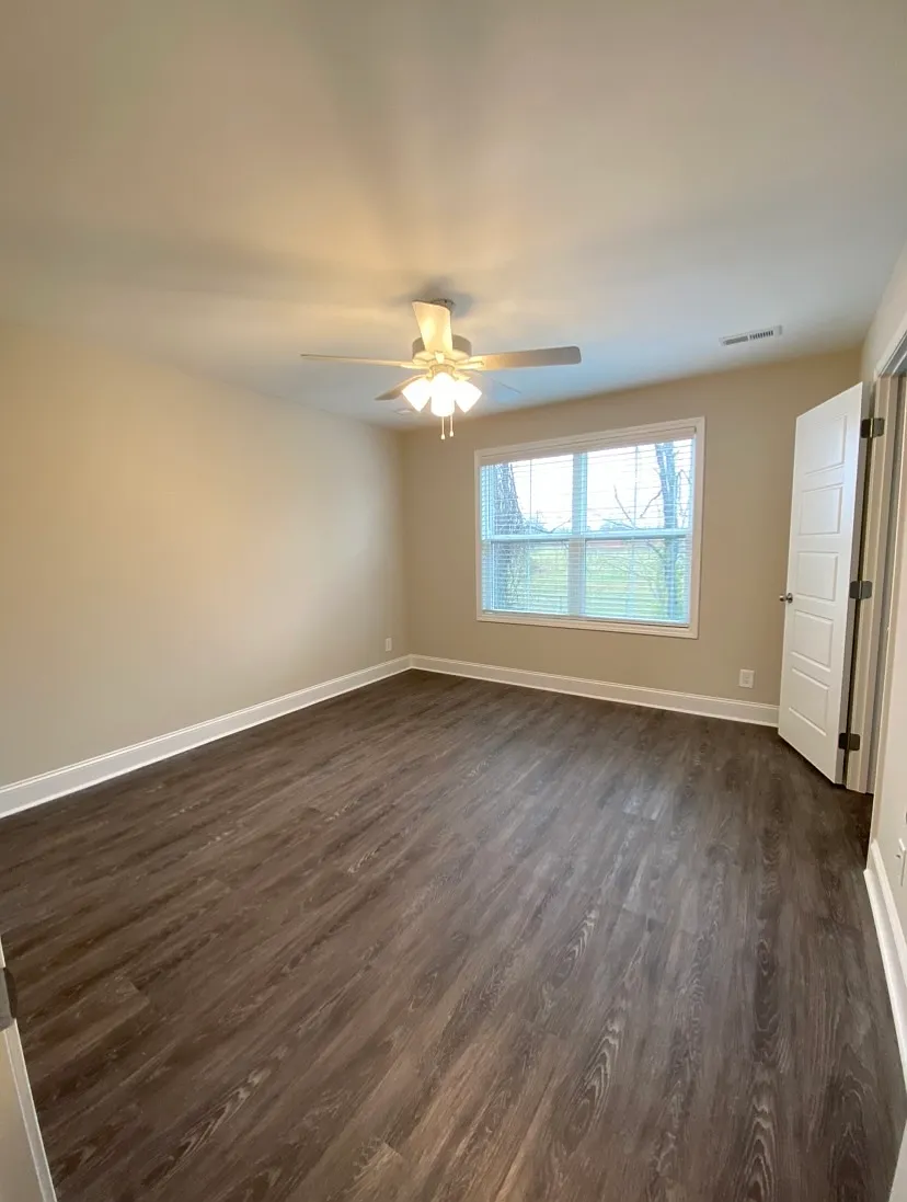 1032 Glenkirk Drive - C — Photo 4