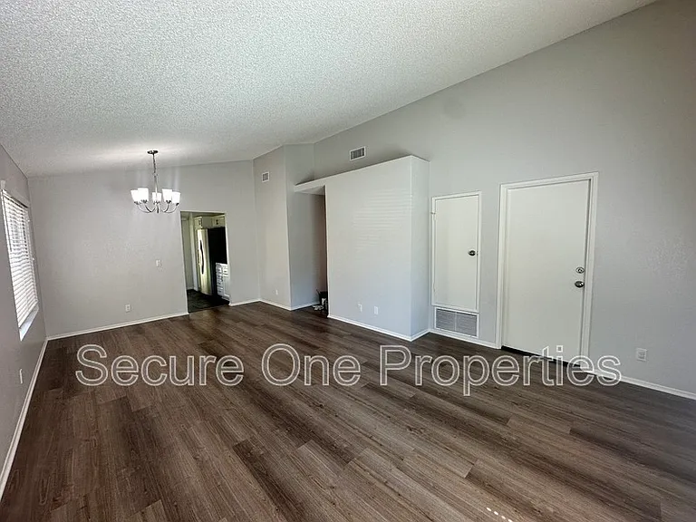 2324 Hampton Ave — Photo 7