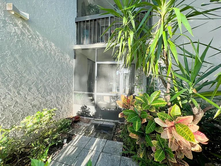 2025 Lavers Cir #D107 — Photo 8