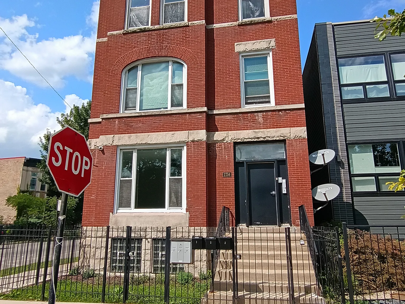 3 bed, 1300 sqft, $1,700 — Photo 1