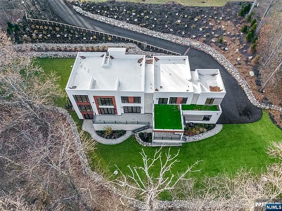 3rd image of 10 Big Ramapo Rd