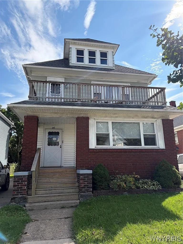3 bed, 1.0 bath, 1200 sqft, $1,600 — Photo 1