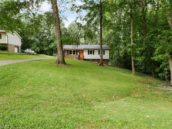 3390 Goslen Dr, Pfafftown, NC 27040