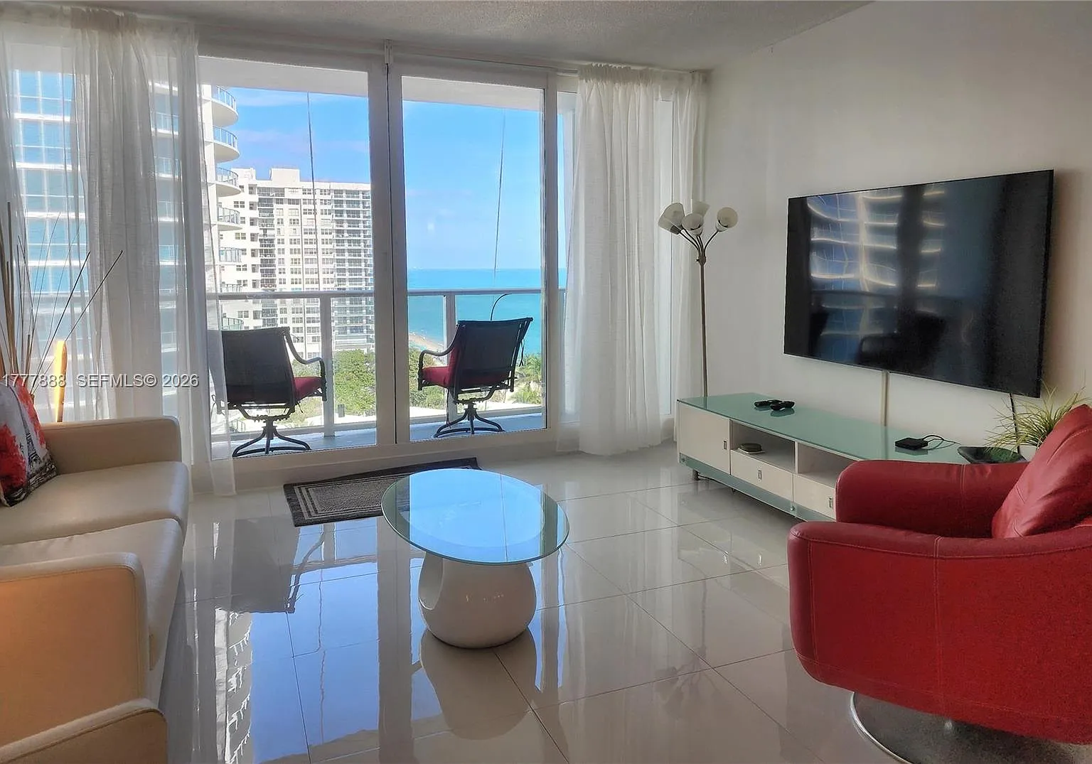 Alexander Towers Condo — Photo 4
