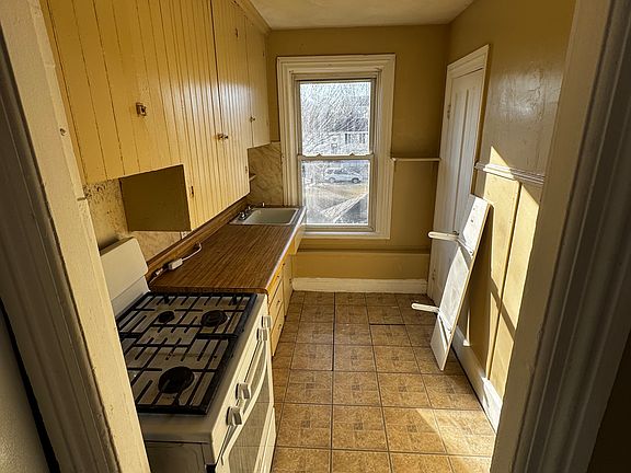 4th image of 40-42 Lincoln Ave #3