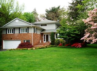 18 Teakwood Ln, Roslyn, NY 11576