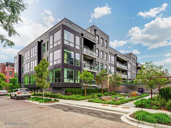 2nd image of 2633 N Hermitage Ave #105S