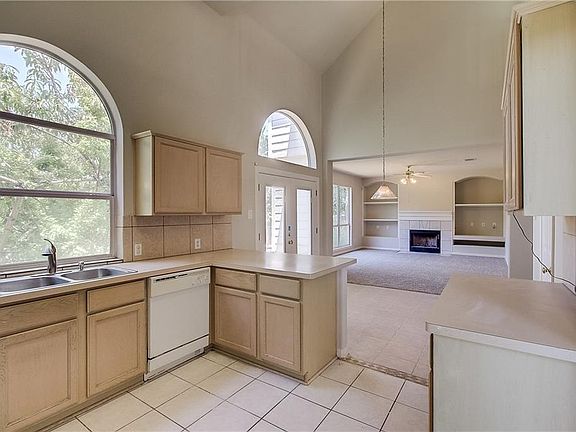 4th image of 1902 Oak Hollow Dr