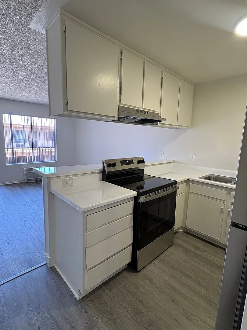 Woodman Apartments — Photo 2