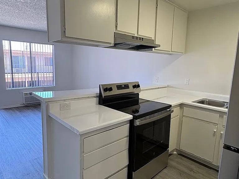 Woodman Apartments — Photo 2