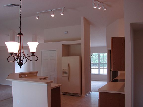 Kitchen w/ all appliances