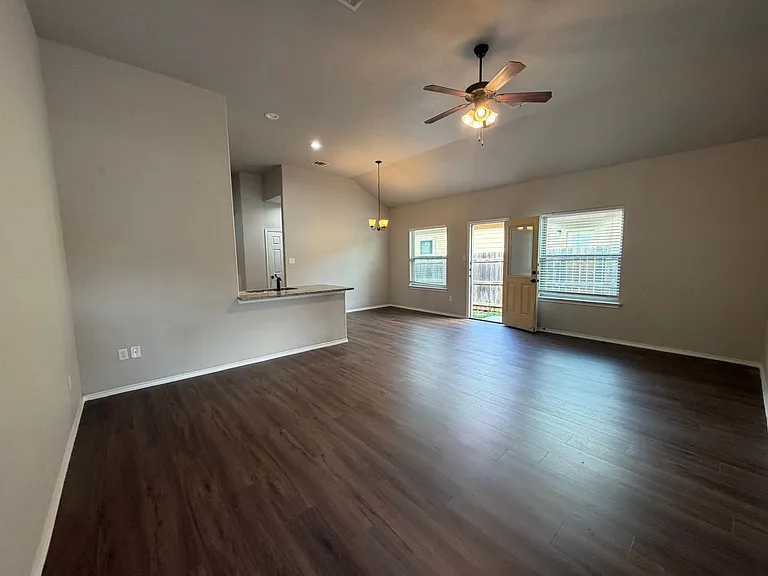 1129 Stanley Way — Photo 3