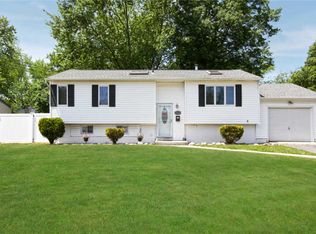2906 Gull Ave, Medford, NY 11763