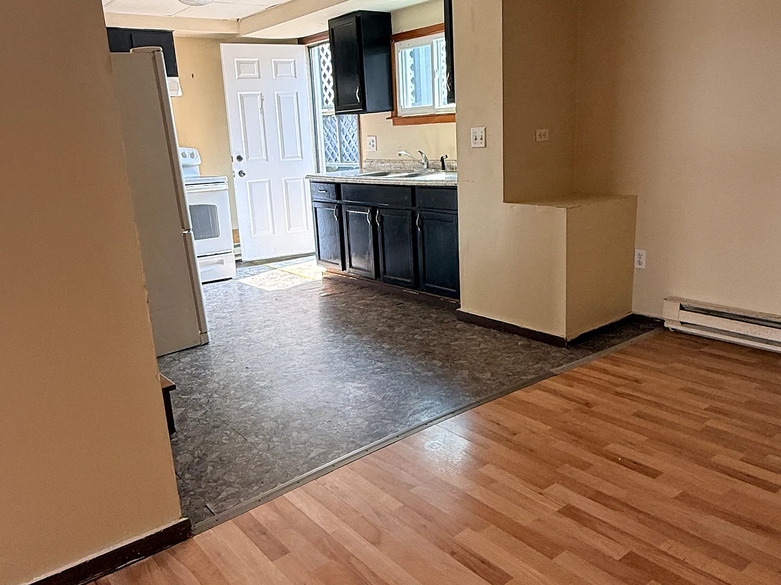 3 bed, 800 sqft, $900 — Photo 2