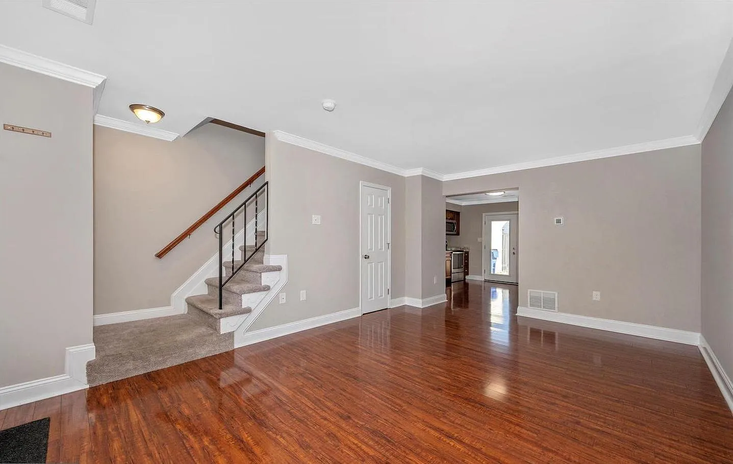 3 bed, 1.5 bath, 1088 sqft, $2,350 — Photo 3