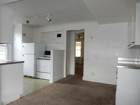 4th image of 466 W Grand Ave